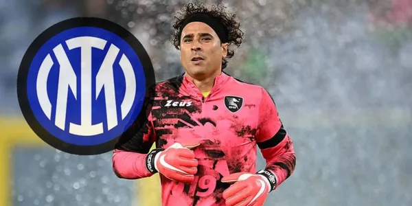 Guillermo Ochoa junto al escudo del Inter de Milán / FOTO El Universal