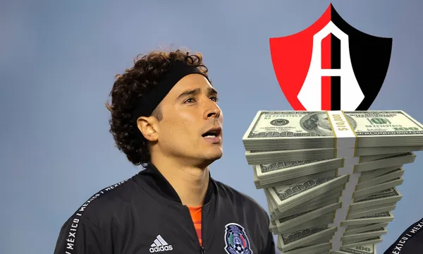 Guillermo Ochoa mirando el escudo del Atlas de Guadalajara / El Universal