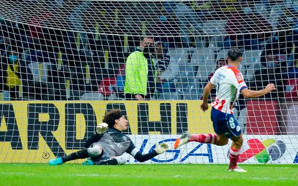 Guillermo Ochoa podría tomar la decisión de salir del América si los resultados no cambian.