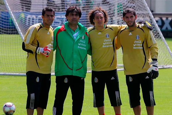 Guillermo Ochoa y Oswaldo Sánchez compartieron vestidor en la Selección Mexicana, pero esto fue lo que terminó con la relación de dos de los mejores porteros mexicanos de la historia.
