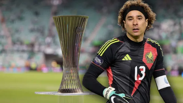 Guillermo Ochoa y trofeo de Conference League