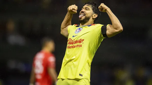 Henry Martín con la camiseta del América (Foto: TV Azteca).