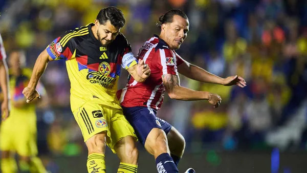 Henry Martín dispua el balón con el Oso González