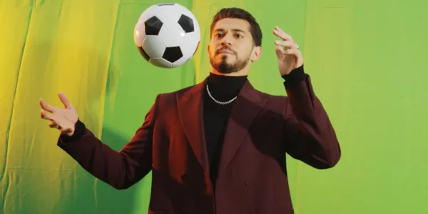 Henry Martín durante una sesión de fotos / Revista GQ