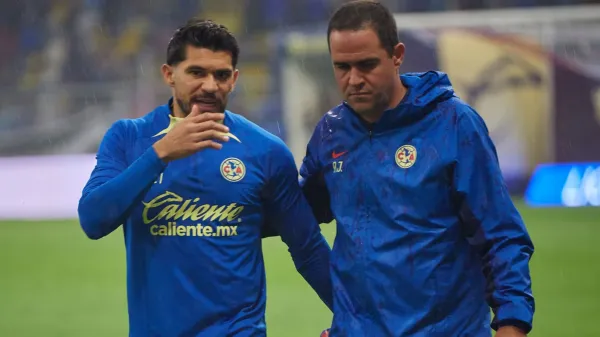 Henry Martín platicando con André Jardine en el Club América