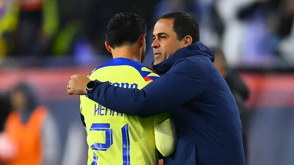 Henry Martín saliendo de cambio mientras recibe un abrazo de André Jardine