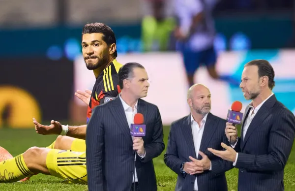 Henry Martín se quejó de un posible penal al minuto 13 de duelo entre América y Puebla.