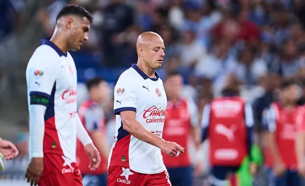 Hernández sale de un juego con derrota para Chivas (fuente: Mexsports)