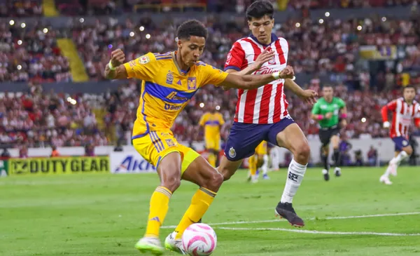 Herrera pelea la pelota con Gutiérrez (Fuente: Mexsports)