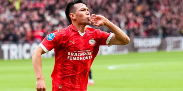 Hirving Lozano anotó tres goles con el PSV, pero uno de sus compañeros no está del todo contento