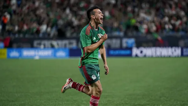 Hirving Lozano con la camiseta de la Selección de México. (Foto: Los Angeles Times)