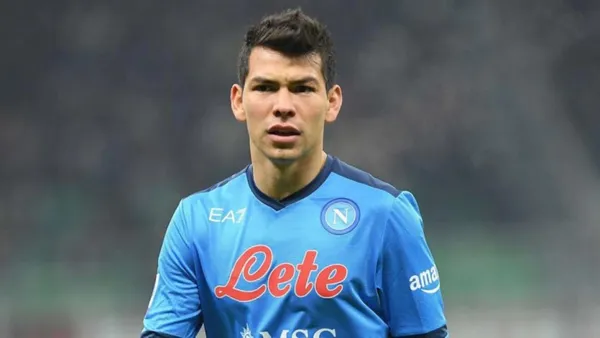 Hirving Lozano con la camiseta del Napoli de Italia. (Foto: Fichajes.net)