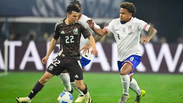 Hirving Lozano disputa el balón con los jugadores de USA en el México vs Estados Unidos (Foto: XEWT 12)