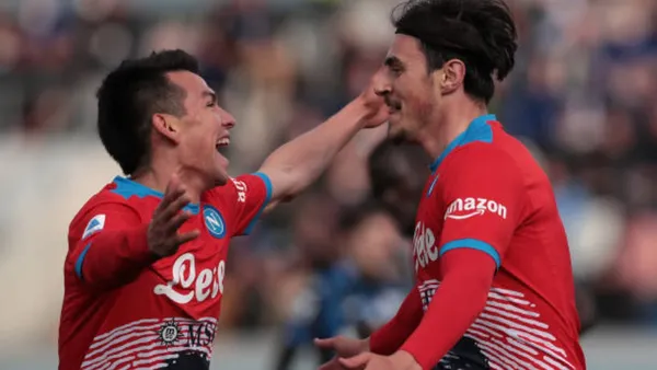 Hirving Lozano disputó el duelo entre Napoli y Atalanta en la liga italiana, donde el cuadro celeste tomó el liderato, sin embargo, uno de los jugadores no estuvo tan contento con el Chucky