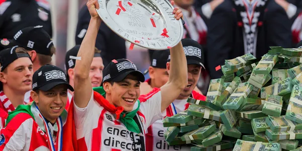 Hirving Lozano durante el festejo del campeonato con PSV / Foto: ESPN