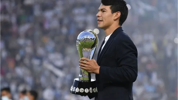 Hirving Lozano fue encargado de portar el trofeo de Liga MX en la final del Apertura 2022 entre Pachuca y Atlas.