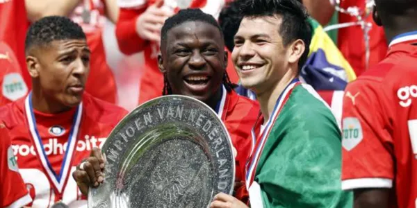 Hirving Lozano levantando el trofeo de campeón con PSV / Foto: Getty Images
