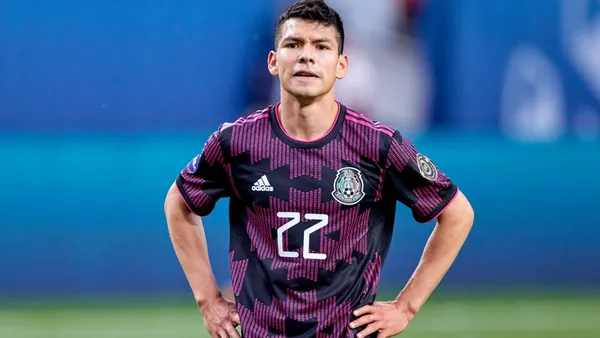 Hirving Lozano no compagina con uno de sus compañeros y prefiere no pasarle el balón