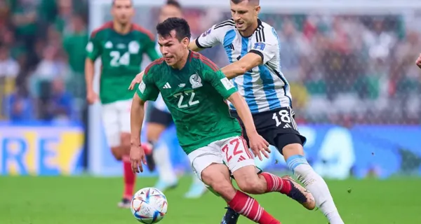 Hirving Lozano pelea una pelota ante Guido Rodríguez (Fuente: Mexsports)