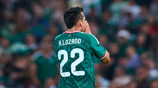 Hirving Lozano quejándose tras una jugada en la Selección Mexicana