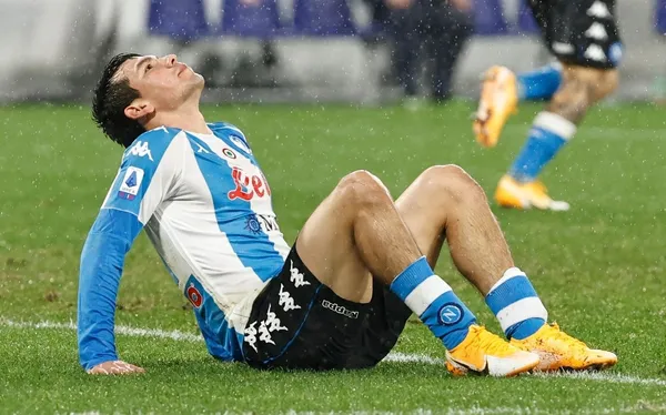 Hirving Lozano tuvo un sobre esfuerzo en el duelo ante la Juventus. Nápoli dio a conocer el parte médico.