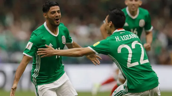 Hirving Lozano y Carlos Vela con la camiseta de la Selección de Méxic. (Foto: Claro Sports)