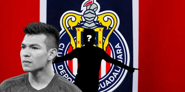 Hirving Lozano y jugador incógnito junto al escudo de Chivas / FOTO Fútbol Total