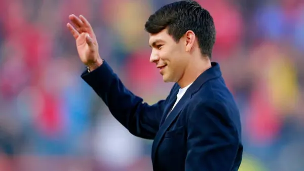 Hirving Lozano y la nueva playera que usará con Napoli