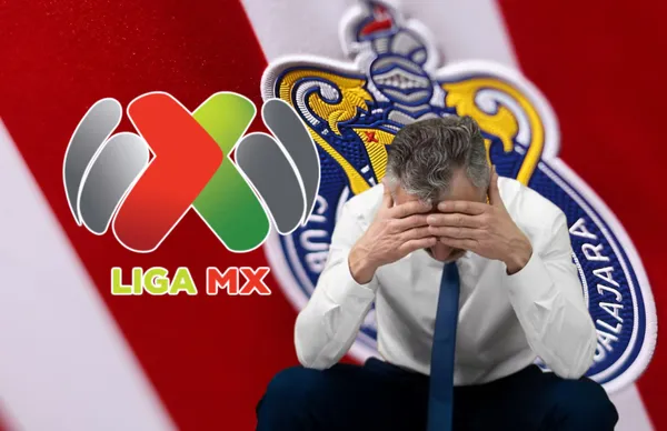 Hombre con manos en la cabeza y logo de Liga MX/Foto Chivas.