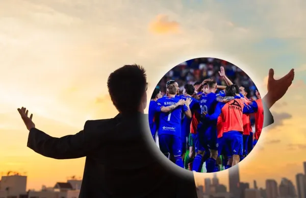 Hombre de espaldas y jugadores celebrando/ Foto Joya.life