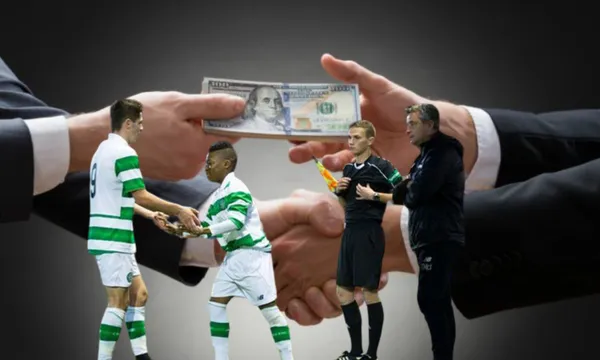 Hombres estrechan sus manos mientras intercambian dinero / El Financiero