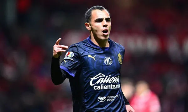 Hugo Camberos festeja su primer gol en Chivas (Fuente: Mexsports)