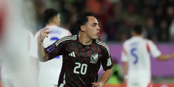 Hugo Camberos festejando su gol ante Chile / FOTO CHIVAS