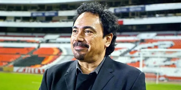 Hugo Sánchez alza la mano para dirigir Pumas y ya habría dado el primer paso.