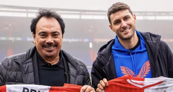 Hugo Sánchez entrega playera a Santiago Giménez (Fuente: Feyenoord)
