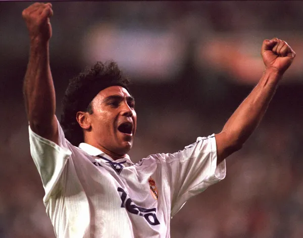 Hugo Sánchez es uno de los hombres récord de la Liga de España. Allí, marcó numerosos goles tanto con la camiseta del Atlético de Madrid, como con el Real Madrid. Sin embargo, esto no le alcanzó para ser condecorado con el Balón de Oro.