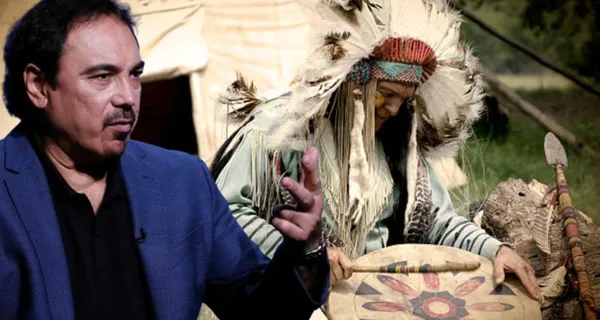 Hugo Sánchez junto con un aborigen de los Estados Unidos