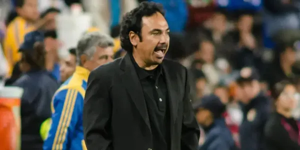 Hugo Sánchez se ha ofrecido para ser el nuevo DT de Pumas en caso de que así el club lo requiera.