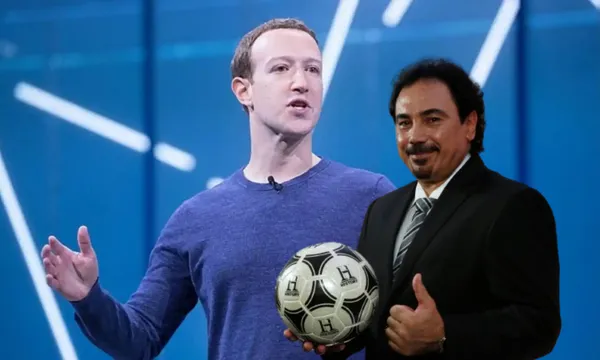 Hugo Sánchez sostiene una pelota, mientras Mark Zuckerberg da conferencia / El CEO