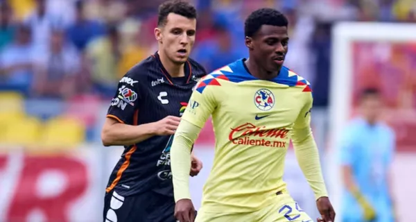 Idrissi pelea la pelota ante un jugador del América (Fuente: Mexsports)