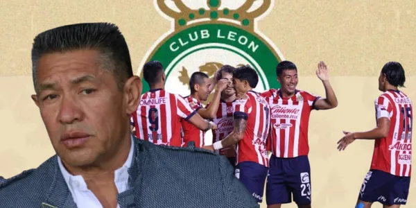 Ignacio Ambriz junto a futbolistas del Club León / FOTO X