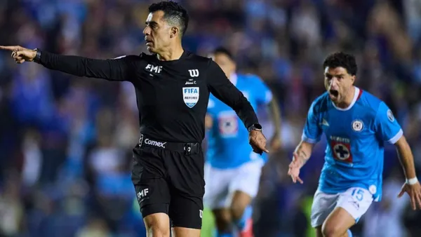 Ignacio Rivero de Cruz Azul reclamándole a Adonai Escobedo (Foto: Mexsport)