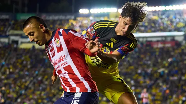 Igor Lichnovsky disputando un balón con Roberto Alvarado