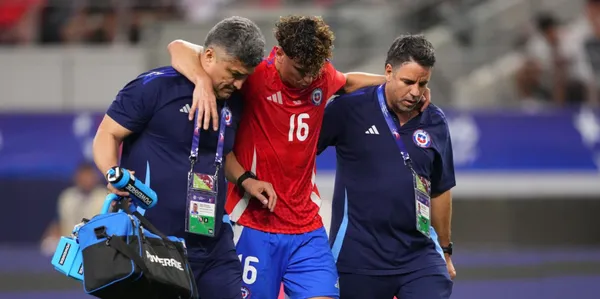 Igor Lichnovsky sale lesionado del cotejo entre Chile y Perú (Fuente: Getty Images)