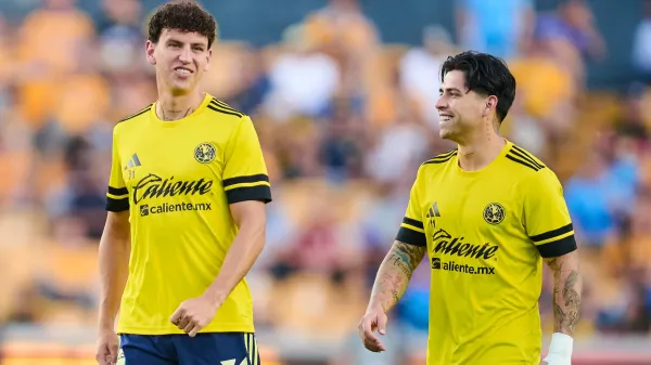 Igor Lichnovsky y Víctor Dávila durante calentamiento en el Club América