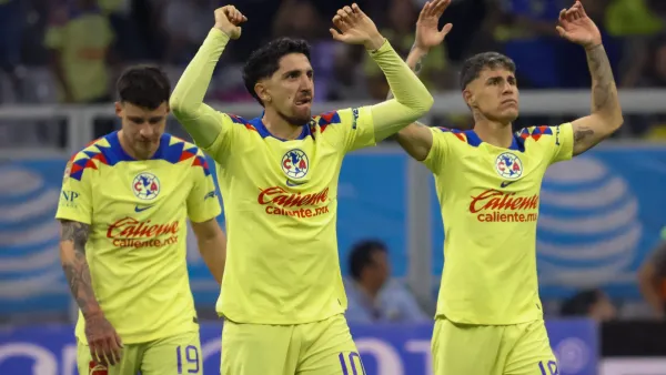 Illian Hernández, Diego Valdés y Cristian Calderón festejando el triunfo del América