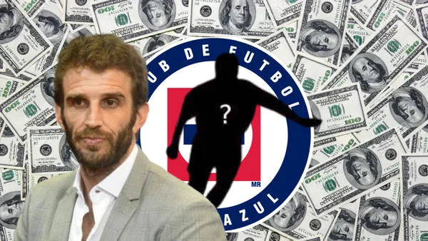 Iván Alonso, jugador oculto, de fondo el escudo de Cruz Azul