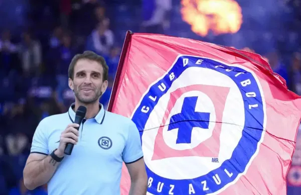 Iván Alonso y bandera de Cruz Azul/ Foto Fútbol Total.