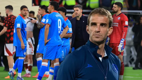 Iván Alonso y jugadores de Cruz Azul