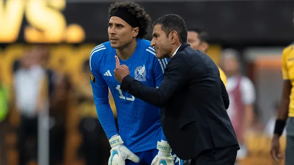 Jaime Lozano dando indicaciones a Guillermo Ochoa (Fuente: Milenio)